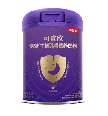 可睿欣恬梦牛初乳粉营养奶粉 恬梦营养 喝出健康来 1、好营养——添加牛初乳粉、乳铁蛋白提升免疫力。添加乳矿物盐，含有多种维生素，高钙（1200mg/100g）。  2、优吸收——添加乳糖酶、动物双歧杆菌乳亚种Bb-12、膳食纤维（低聚异麦芽糖+菊粉），改善肠道吸收环境。  3、享恬梦——添加酸枣仁粉、茶叶茶氨酸，含有α-乳白蛋白，舒心助眠。